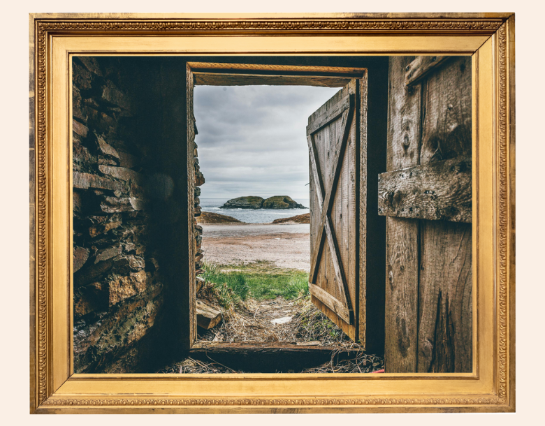 Vue symbolique d’une porte entrouverte donnant sur un chemin vers la mer, illustrant le passage intérieur proposé lors d’un accompagnement en parentalité inclusive et émotionnelle